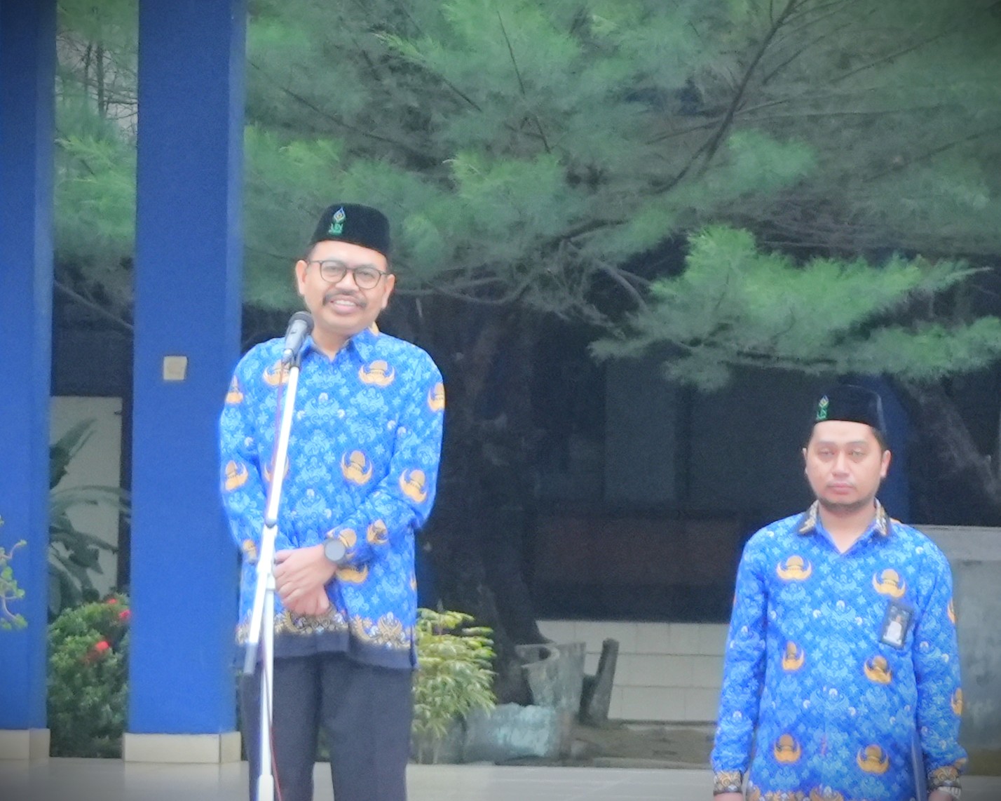 Rektor UIN Antasari Prof. Dr. H. Mujiburrahman, M.A. saat menjadi pembina Apel Kesadaran Nasional, 17 Februari 2025 (Foto:Humas/Jamal Ripani)