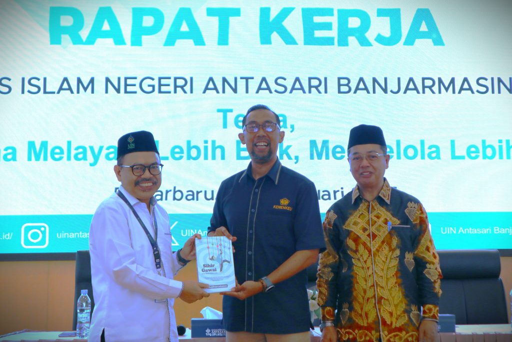 Rektor UIN Antasari saat menyerahkan kenang-kenangan kepada Kakanwil DJPb Kemenkeu RI Provinsi Kalsel (Foto:Humas)