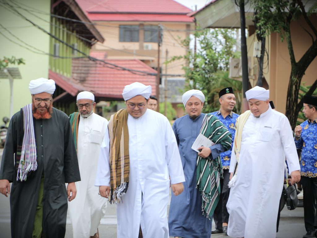 Rombongan Syekh Umar bin Husein Al Khatib saat menuju Auditorium Mastur Jahri (Foto:Muhammad Hilman)