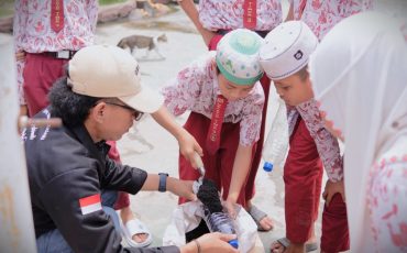 Siswa saat belajar memasukkan tanah ke dalam pot botol plastik (Foto:Dema UIN Antasari)