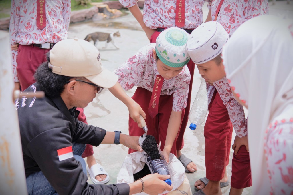 Siswa saat belajar memasukkan tanah ke dalam pot botol plastik (Foto:Dema UIN Antasari)