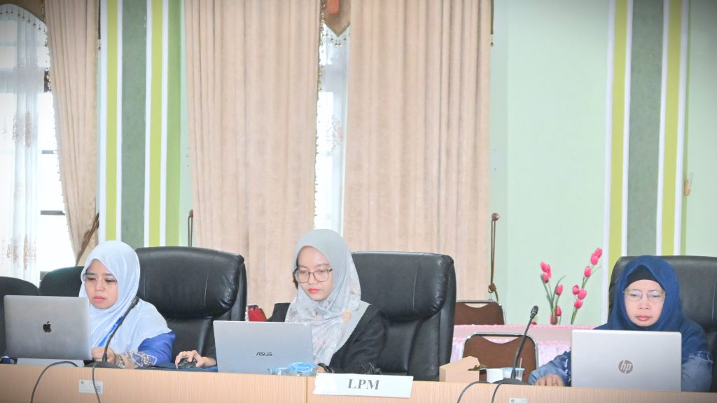 Tim LPM dan Wakil Dekan FTK Bidang Kemahasiswaan dan Kerja Sama saat bersiap mengikuti penutupan (Foto:Humas/amal Ripani)