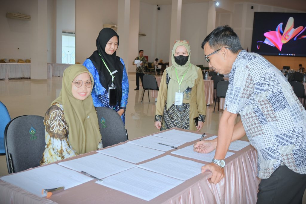 Tim panitia saat bersiap menyambut kedatangan peserta (Foto:Humas/Jamal Ripani)