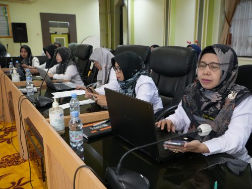 Para pimpinan UIN Antasari Banjarmasin serius dan bersemangat mempelajari tata cara penggunaan aplikasi SRIKANDI. (Foto:Humas/Jamal Ripani)