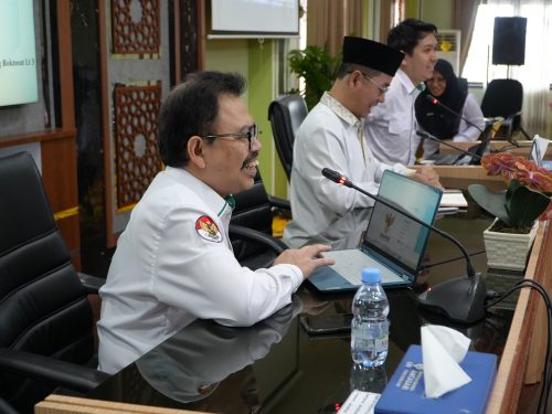 Rektor UIN Antasari, Prof. dr. H. Mujiburrahman, MA antusias mencoba login menggunakan Akun SRIKANDI. (Foto:Humas/Jamal Ripani)