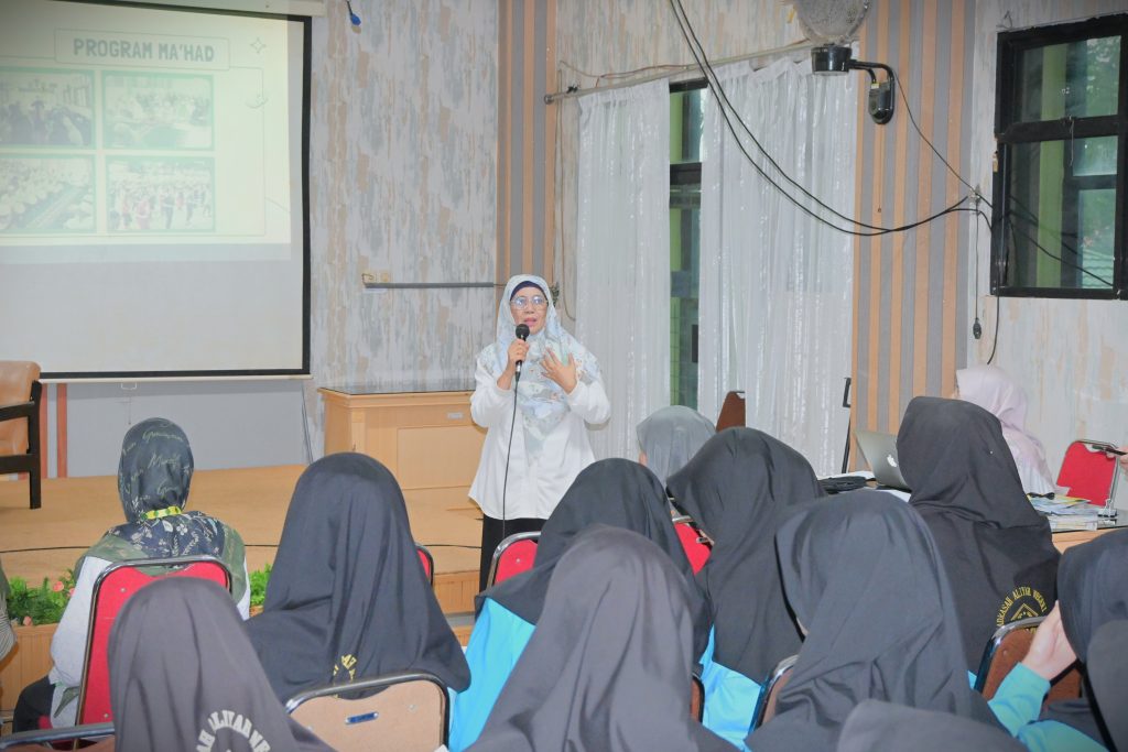 Wakil Rektor Bidang Akademik dan Kelembagaan Dr. Hj. Nida Mufidah, M.Pd. saat mengenalkan keunggulan-keunggulan UIN Antasari (Foto:Humas/Jamal Ripani)