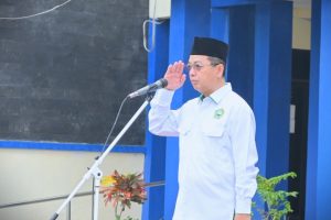 Wakil Rektor UIN Antasari Bidang AUPK Dr. H. Akmhad Sagir, M.Ag. saat menjadi pembina apel (Foto:Humas/Jamal Ripani)