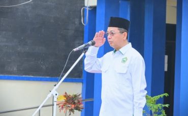 Wakil Rektor UIN Antasari Bidang AUPK Dr. H. Akmhad Sagir, M.Ag. saat menjadi pembina apel (Foto:Humas/Jamal Ripani)