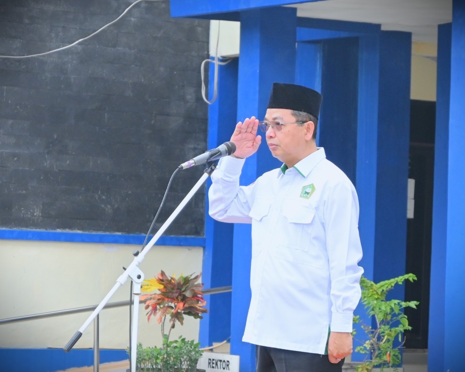 Wakil Rektor UIN Antasari Bidang AUPK Dr. H. Akmhad Sagir, M.Ag. saat menjadi pembina apel (Foto:Humas/Jamal Ripani)