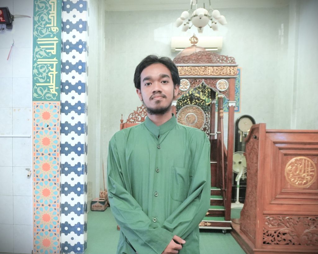 Ahmad Muttaqin, Petugas Masjid Abdurrahman Ismail usai diwawancara (Foto:Humas/Jamal Ripani)