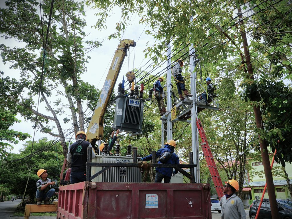 Delapan pekerja saat sedang bertugas menurunkan trafo lama (Foto:Humas)