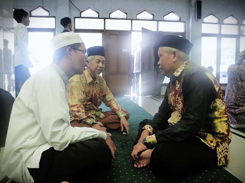 Dr. Ahmad, S.Ag., M.Fil.I. (kiri) saat berbincang-bincang usai melaksanakan salat (Foto:Humas/Jamal Ripani)