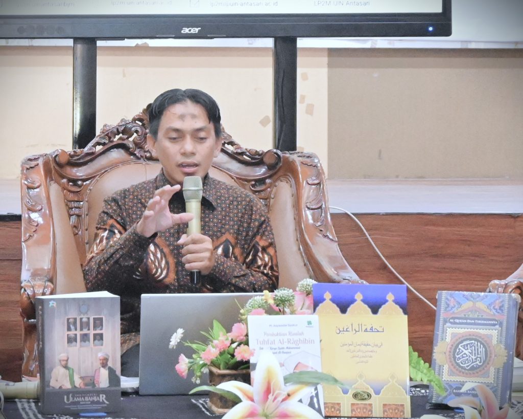 Dr. Muhammad Rusydi, M.Ag. saat menjadi pembicara pertama (Foto:Humas/Jamal Ripani)