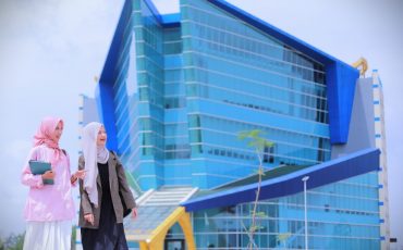 Dua mahasiswi UIN Antasari saat melintasi Gedung Rektorat Kampus 2 di Banjarbaru (Foto:Dokhum 2024)