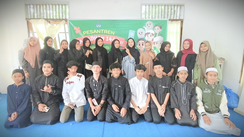 Foto bersama para peserta Pesantren Ramadan 1446 H SMPN 1 Paramasan.