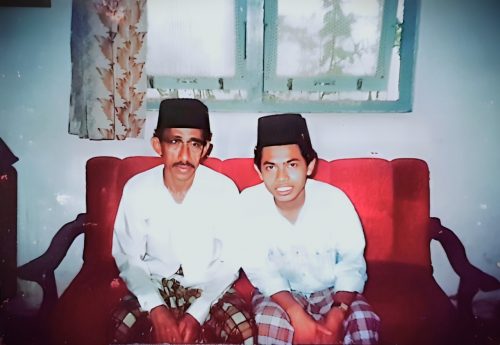 Foto kenangan Almarhum Habib Abdullah bin Muhsin Al-Habsyi dengan Rektor UIN Antasari Prof. Dr. H. Mujiburrahman, M.A. sewaktu masih muda.