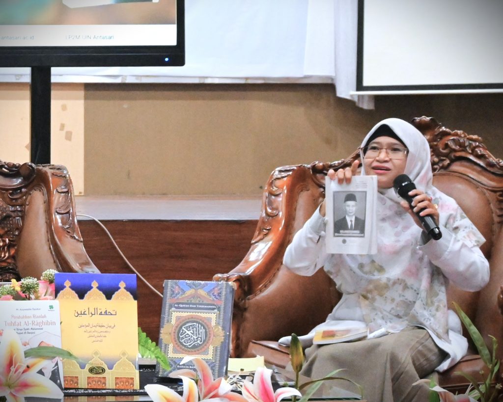 Hj. Nahed Nuwairah, S.Ag., M.H.I. saat menjadi narasumber kedua (Foto:Humas/Jamal Ripani)