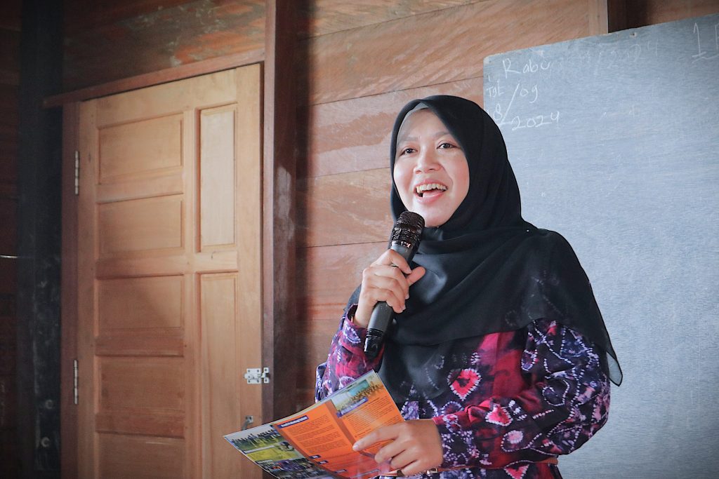 Husnul Khatimah, M.Ag. saat mempromosikan FUH UIN Antasari (Foto:Humas)