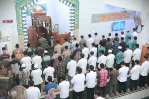 Jemaah Masjid Abdurrahman Ismail meningkatkan signifikan saat Ramadan (Foto:Humas/Jamal Ripani)