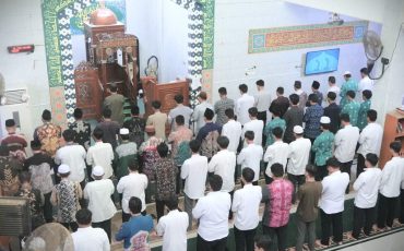 Jemaah Masjid Abdurrahman Ismail meningkatkan signifikan saat Ramadan (Foto:Humas/Jamal Ripani)