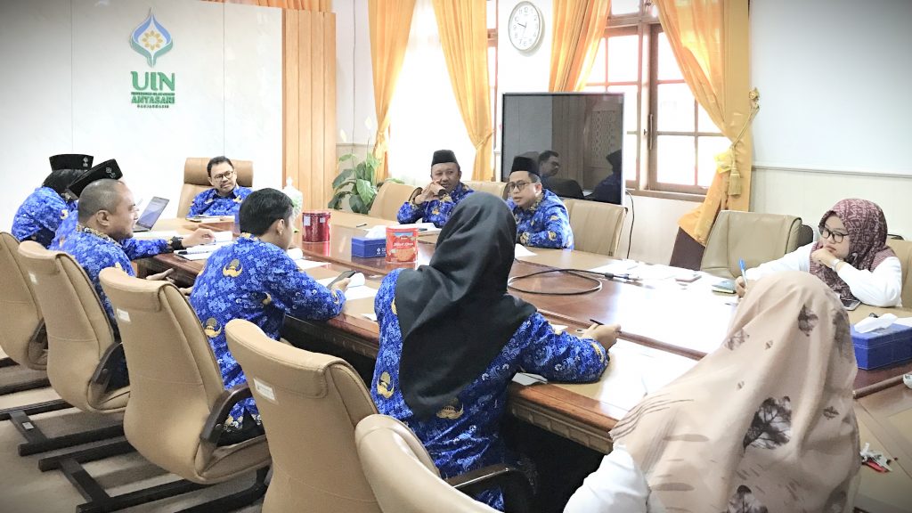 Karo AUPKK UIN Antasari Dr. H. Moh. Junaidin, M.A. saat memandu kelancaran rapat.