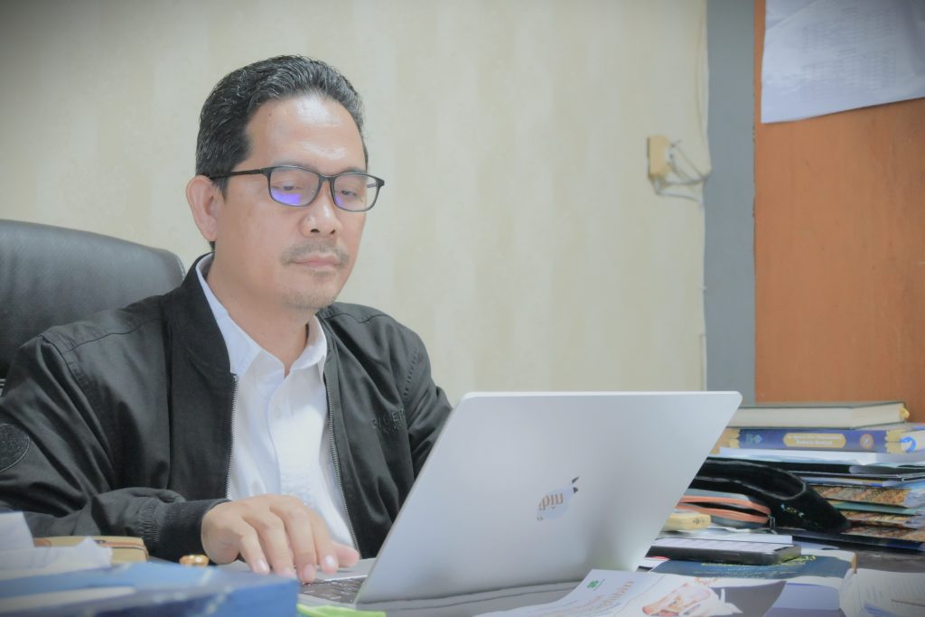 Ketua LP2M UIN Antasari Dr. Muhammad Zainal Abidin, M.Ag. saat memberikan penilaian (Foto:Humas)