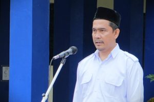 Ketua LP2M UIN Antasari Dr. Muhammad Zainal Abidin, M.Ag. saat menjadi apel mingguan, 10 Maret 2025 (Foto:Humas/Jamal RIpani)