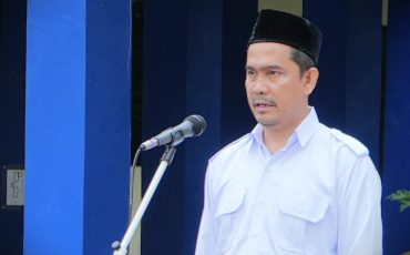 Ketua LP2M UIN Antasari Dr. Muhammad Zainal Abidin, M.Ag. saat menjadi apel mingguan, 10 Maret 2025 (Foto:Humas/Jamal RIpani)