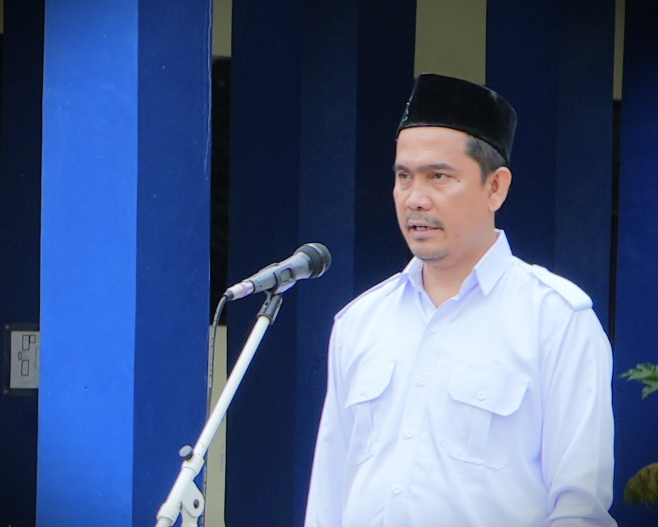 Ketua LP2M UIN Antasari Dr. Muhammad Zainal Abidin, M.Ag. saat menjadi apel mingguan, 10 Maret 2025 (Foto:Humas/Jamal RIpani)