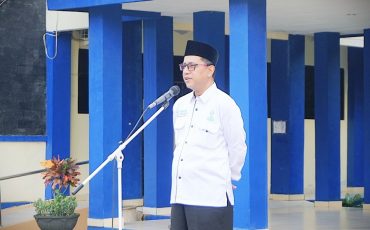 Ketua LPM UIN Antasari Prof. Dr. Syaugi, M.A., M.A. saat menjadi pembina apel mingguan, 3 Maret 2025 (Foto:Humas/Jamal Ripani)