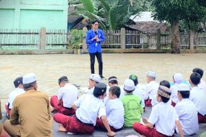 Mahasiswa KKN UIN Antasari Muhammad Fakhrurrozi saat menyampaikan kultum.