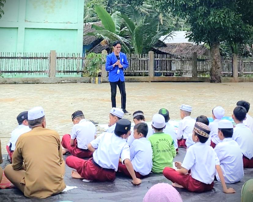 Mahasiswa KKN UIN Antasari Muhammad Fakhrurrozi saat menyampaikan kultum.