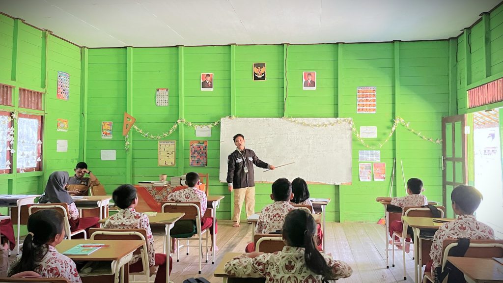 Mahasiswa KKN UIN Antasari saat bersemangat mengajarkan Bahasa Inggris.