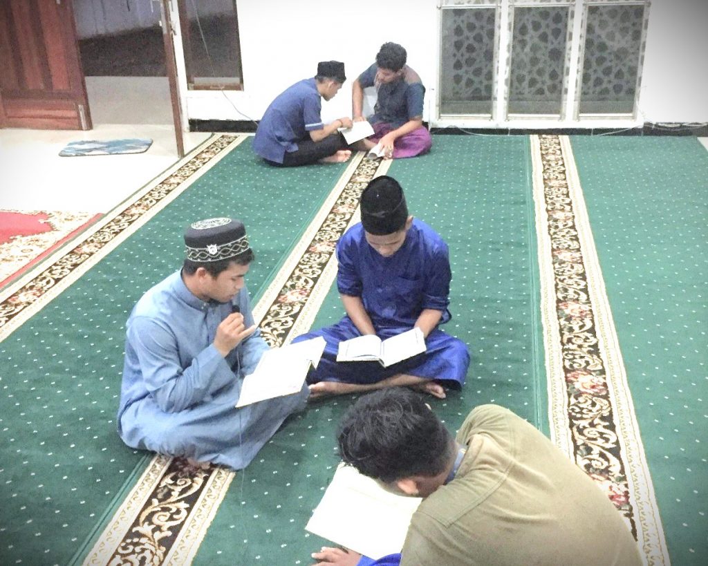 Mahasiswa UIN Antasari saat membantu mualaf memperlancar bacaan Al-Qur'an.