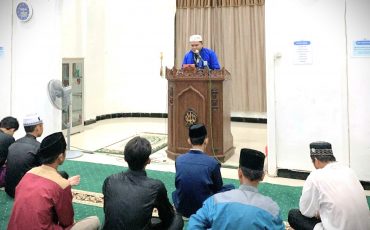 Mahasiswa UIN Antasari saat mengisi kultum usai salat Tarawih.