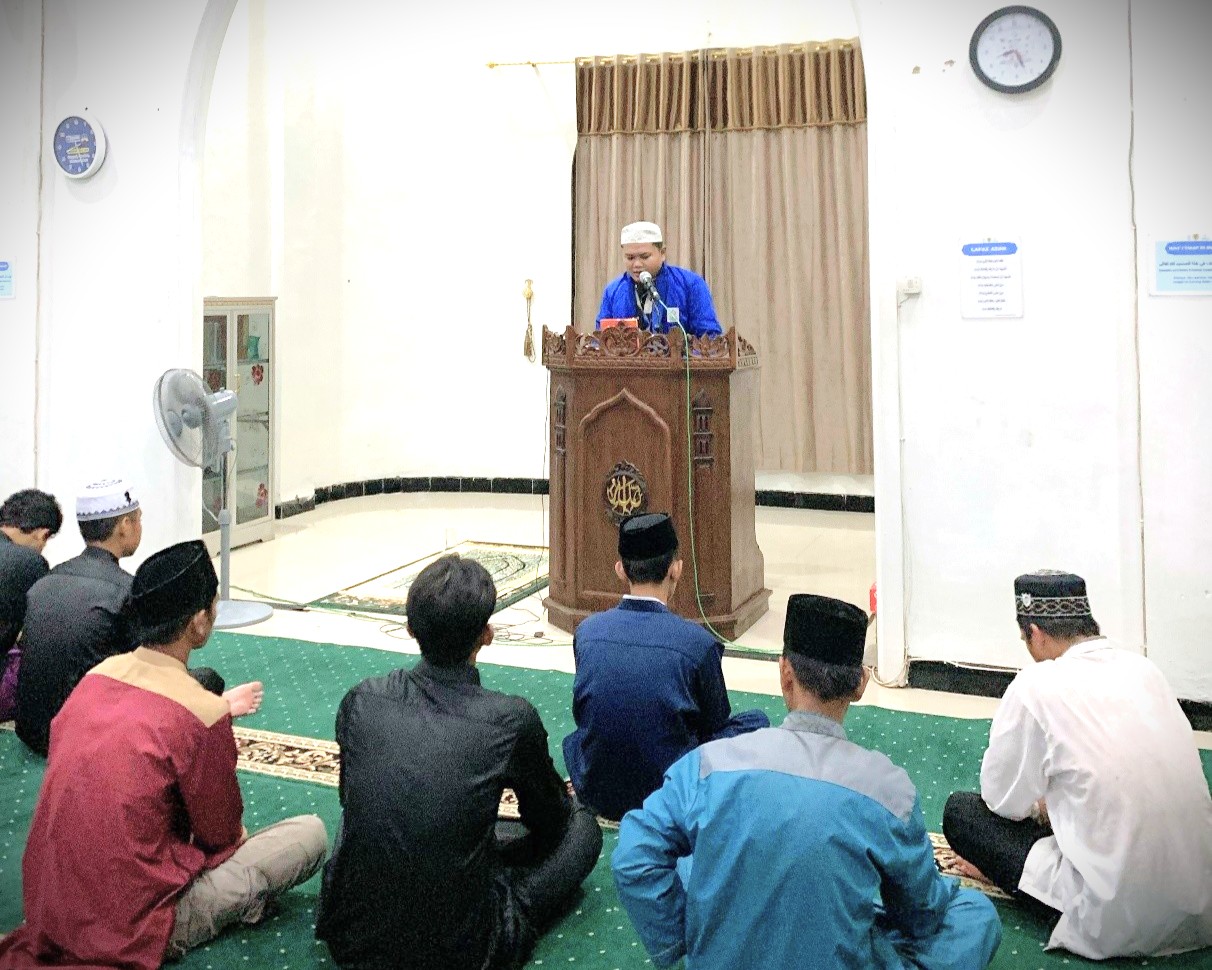 Mahasiswa UIN Antasari saat mengisi kultum usai salat Tarawih.