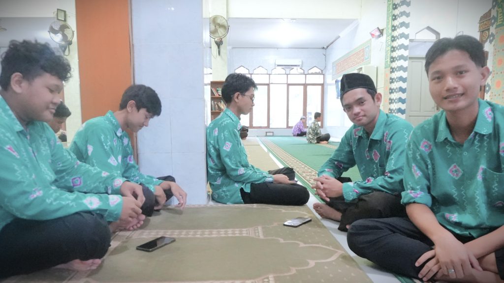 Muhammad Hasbi Rifani bersama teman-temannya saat menikmati suasana Masjid Kampus 1 (Foto:Humas/Jamal Ripani)