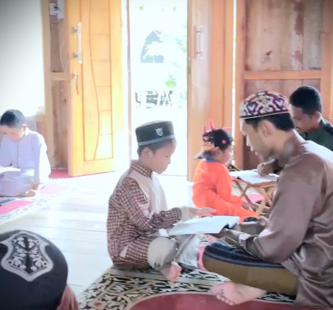 Para anak Dusun Baringan saat belajar mengaji dengan para mahasiswa KKN.