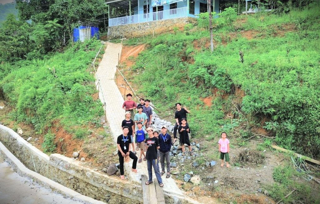 Para mahasiswa KKN UIN Antasari saat berfoto bersama usai membuatkan pegangan jalan menuju musala.