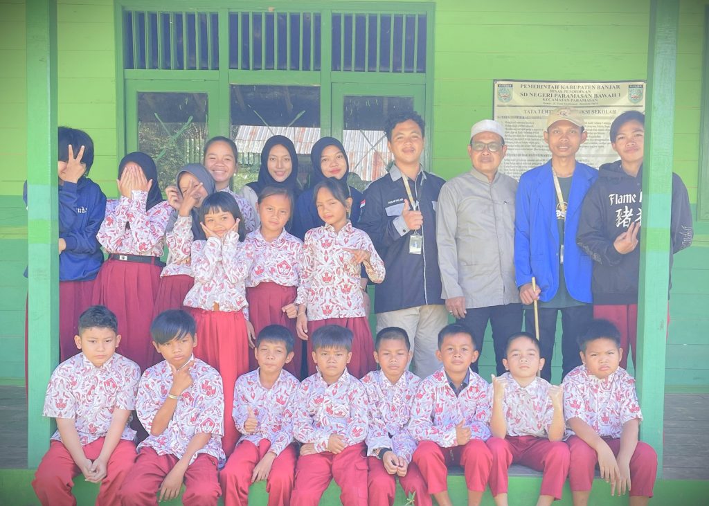 Para mahasiswa KKN saat berfoto bersama guru dan para siswa SD Kecil Filial Baringan.