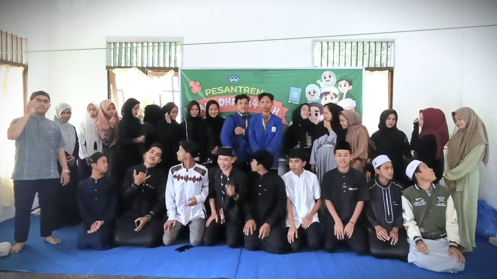 Para mahasiswa KKN saat bersiap berfoto bersama dengan para peserta Pesantren Ramadan SMPN 1 Paramasan.