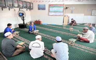 Para mahasiswa KKN saat membimbing para warga binaan Lapas Amuntai untuk lancar mengaji Al-Qur'an.