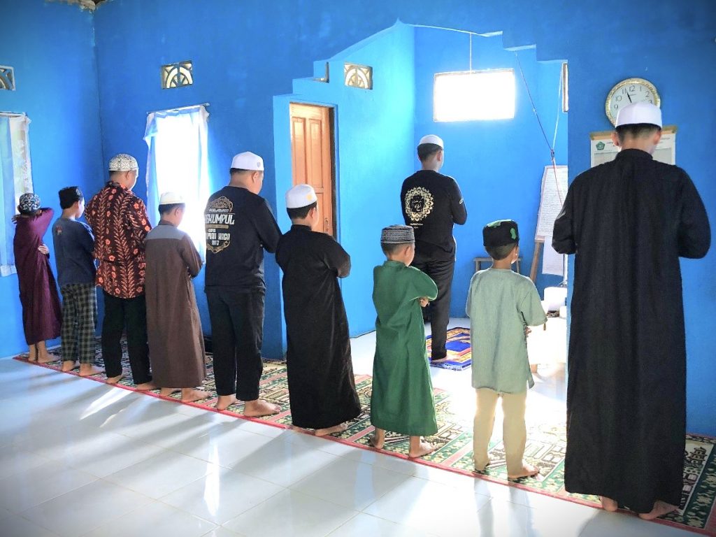 Para mahasiswa KKN saat mengajak anak-anak salat Duha bersama.