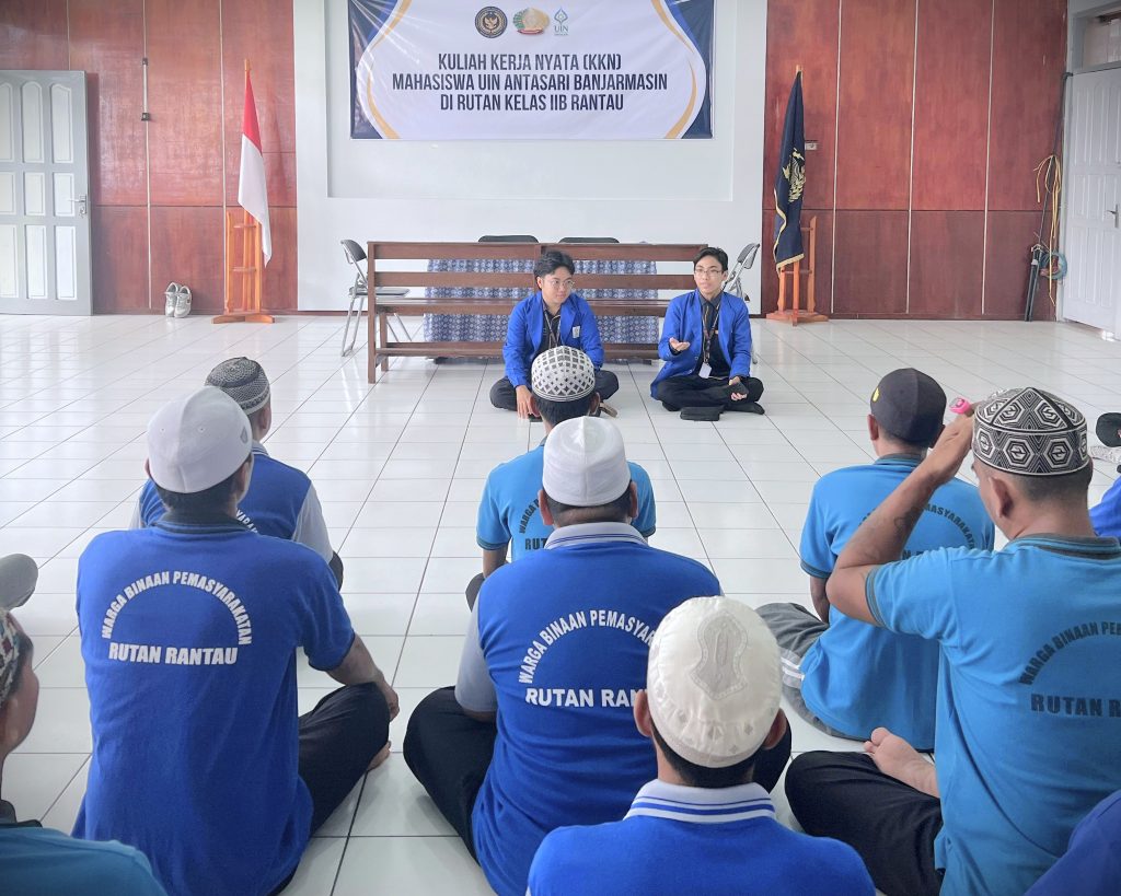 Para mahasiswa KKN saat mengajar teknik-teknik menjadi muazin.