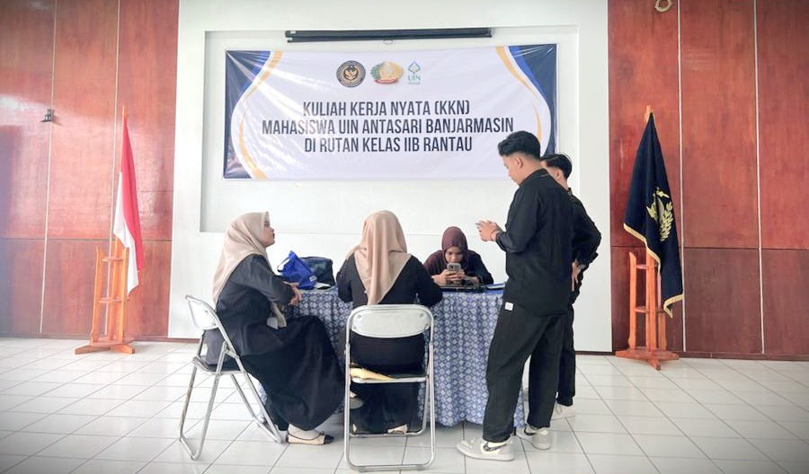 Para mahasiswa KKN saat sedang mendiskusikan format lomba.