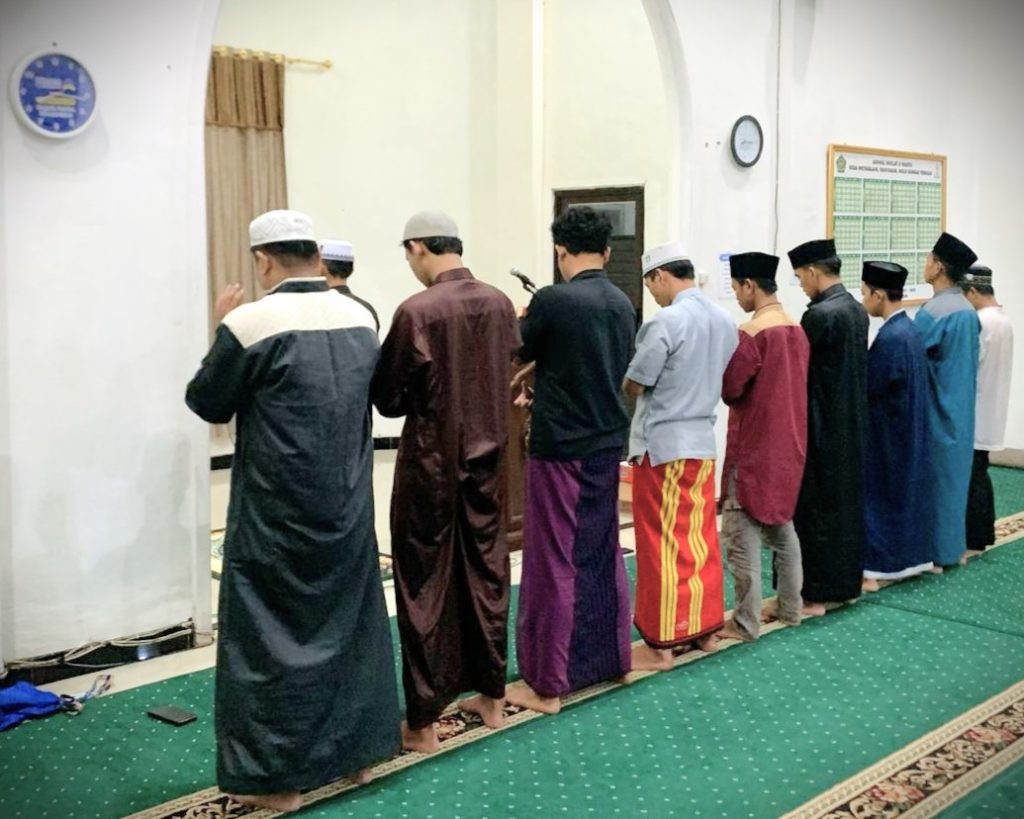 Para mahasiswa saat membantu kelancaraan salat berjamaah.