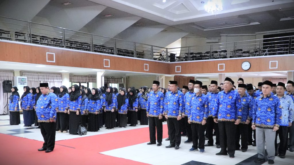 Para pegawai UIN Antasari saat mengikuti Apel Kesadaran Nasional di Auditorium karena hujan (Foto:Humas/Jamal Ripani)