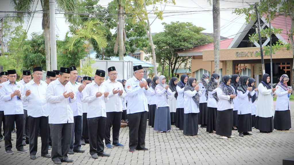 Para peserta apel mingguan saat khusyuk berdoa (Foto:Humas/Jamal RIpani)