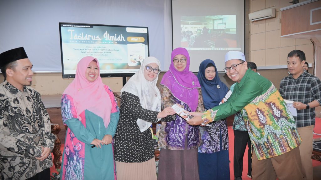 Para peserta beruntung yang mendapatkan hadiah buku (Foto:Humas/Jamal Ripani)