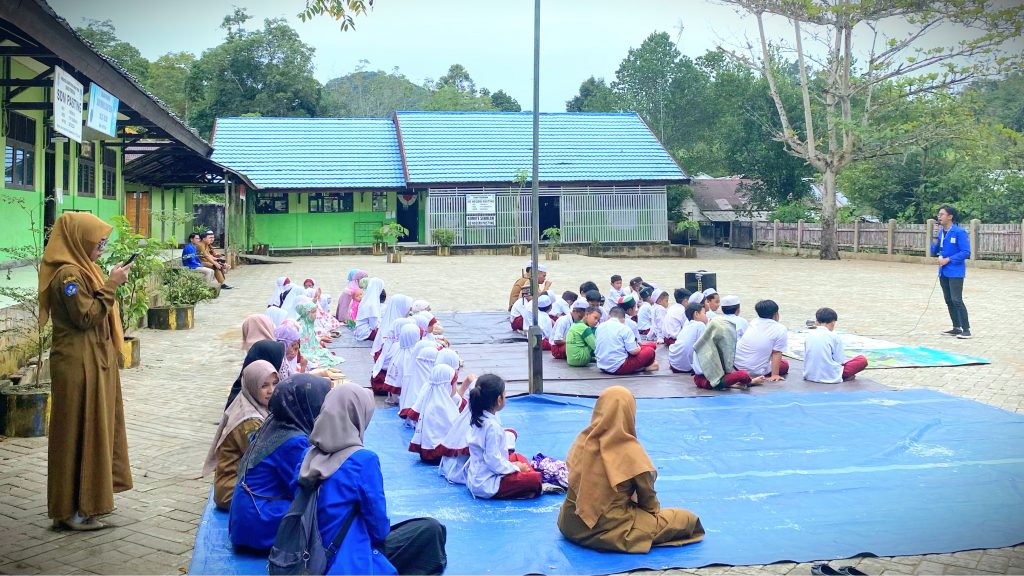 Para siswa saat mengikuti kultum bersama mahasiswa KKN UIN Antasari di halaman sekolah.